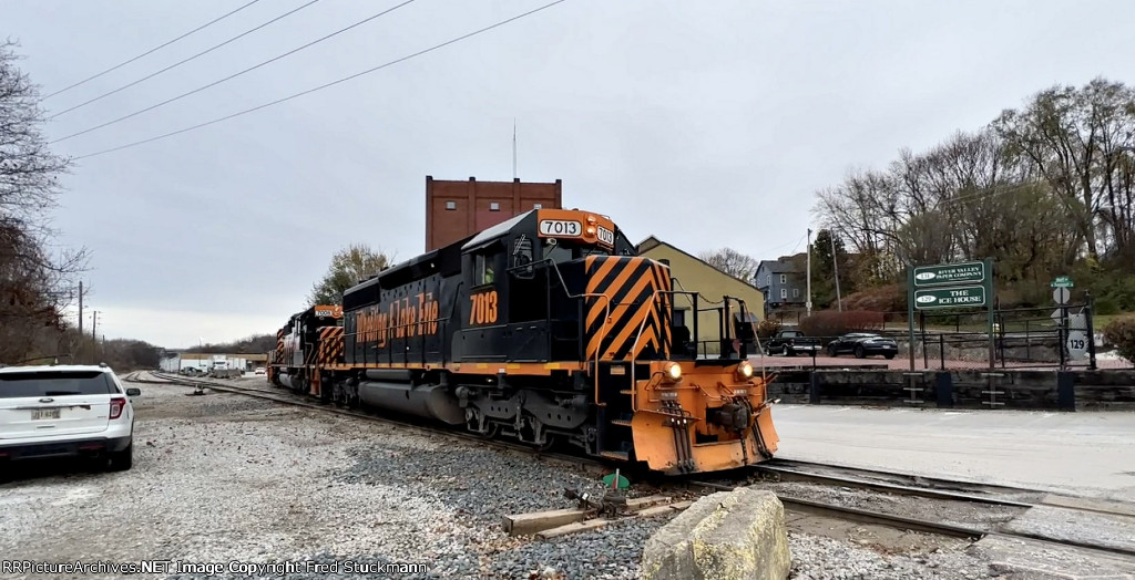 WE 7013 steps off the Wheeling Connection onto the main.